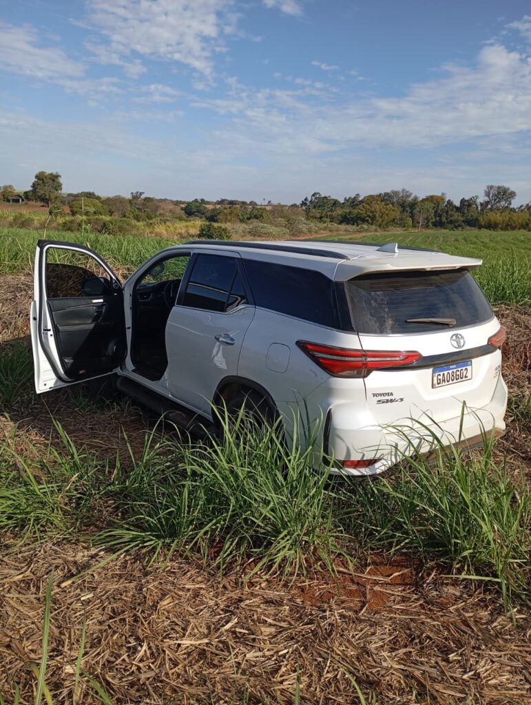 PERSEGUIÇÃO TERMINA COM HILUX FURTADA ABANDONADA EM CANAVIAL DE IBATÉ