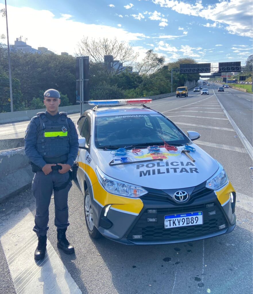 PM RODOVIÁRIA FLAGRA DUPLA FURTANDO CABOS DE ENERGIA NA RODOVIA DOS BANDEIRANTES