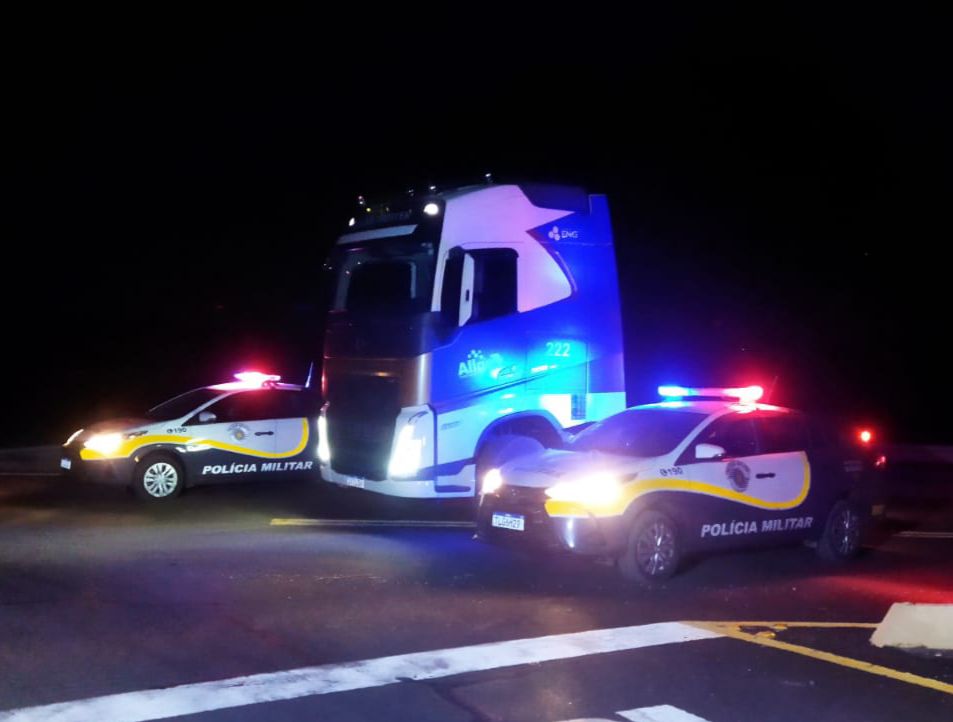PERSEGUIÇÃO NA MADRUGADA: VEÍCULO COM BLOQUEADOR É APREENDIDO PELA POLÍCIA