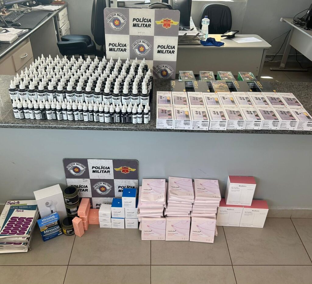CASAL CAI EM FLAGRANTE COM CELULARES E MERCADORIAS CONTRABANDEADAS