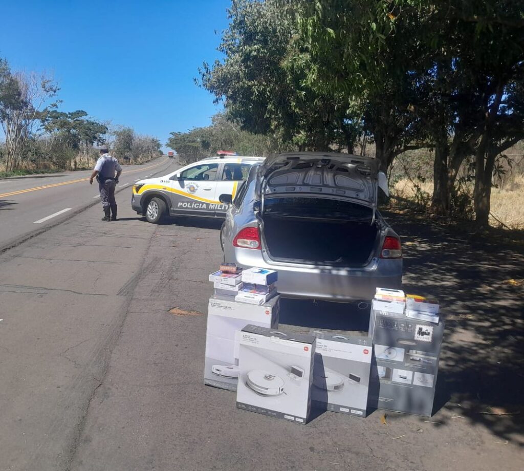 Carro com celulares e eletrônicos sem nota é flagrado em rodovia