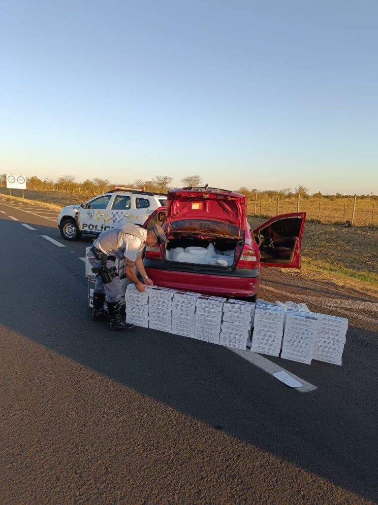 Flagrante revela patinetes, robôs e 1.500 maços de cigarros ilegais.