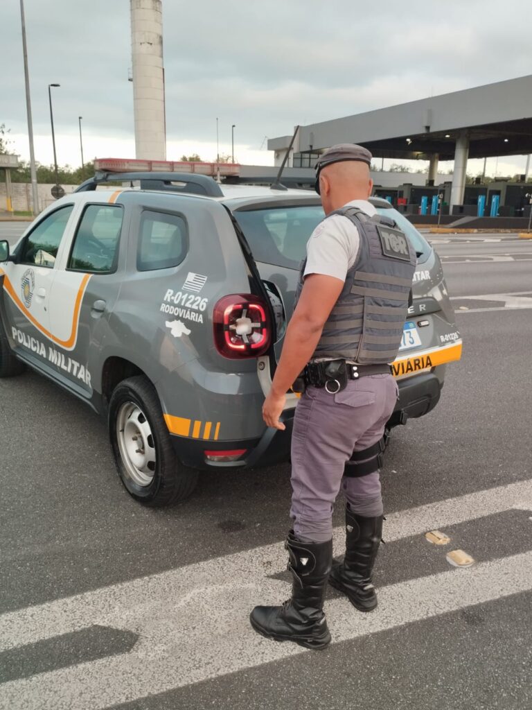 TÁTICO OSTENSIVO RODOVIÁRIO PRENDE FORAGIDO DA JUSTIÇA PELO CRIME DE ROUBO, NO MUNICÍPIO DE SÃO VICENTE/SP