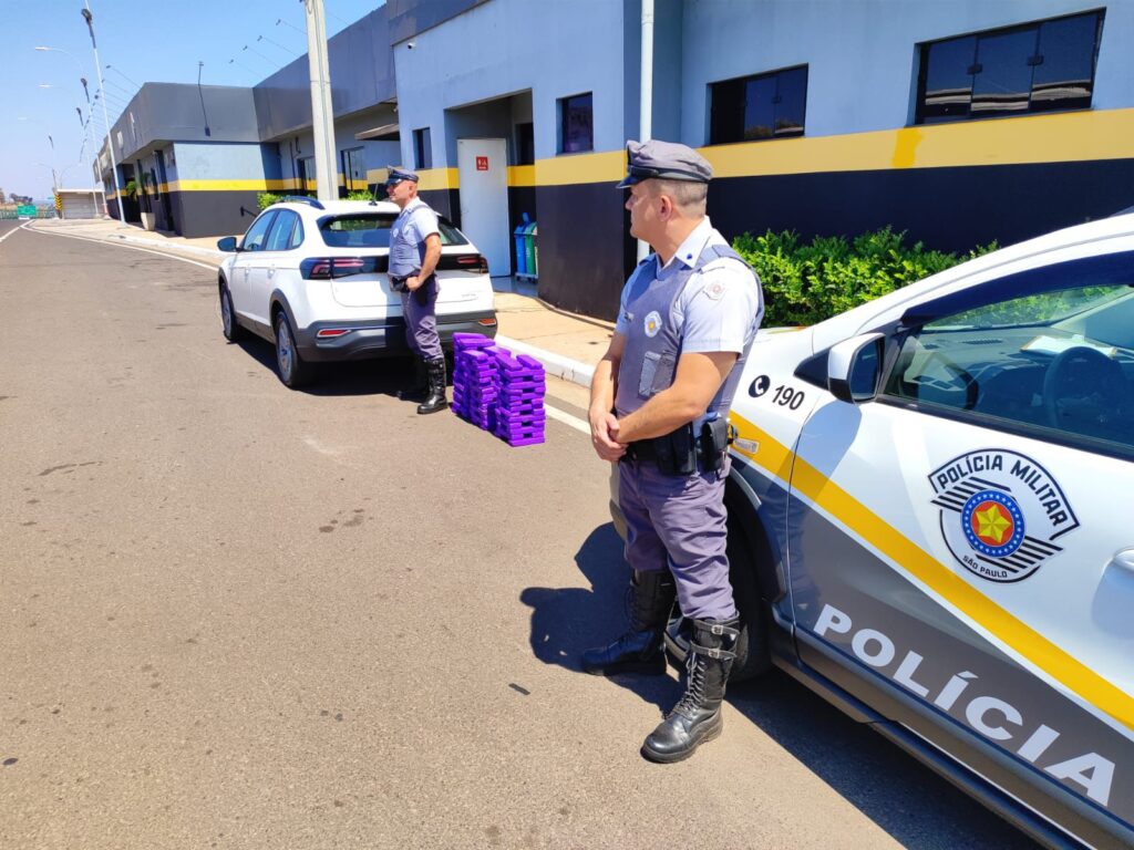 POLÍCIA RODOVIÁRIA APREENDE QUASE 50 KG DE DROGAS EM AGUDOS