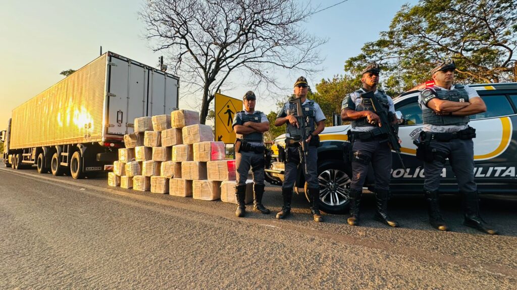 FRANGO POR FORA, DROGA POR DENTRO:  CAMINHÃO LEVAVA MAIS DE 1 TONELADA DE MACONHA