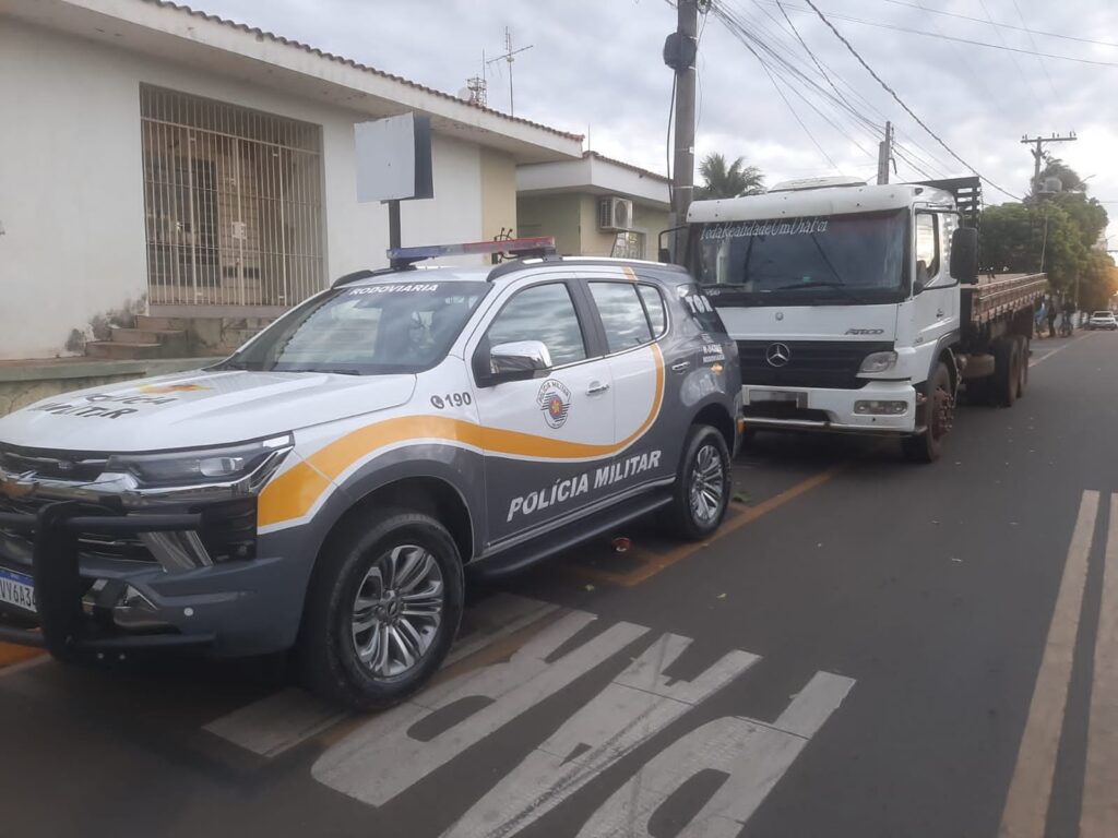 CONDUTOR PRESO APÓS POLÍCIA DESCOBRIR PLACAS FRAUDADAS